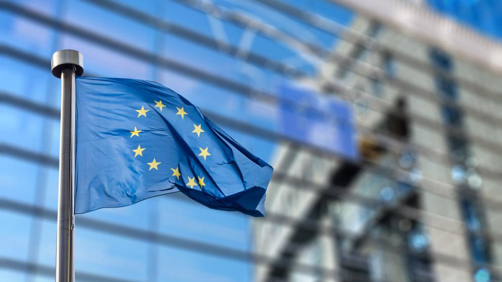 Adobestock_93494284_eu_flag_outside_commission_building Adobestock_93494284_eu_flag_outside_commission_building