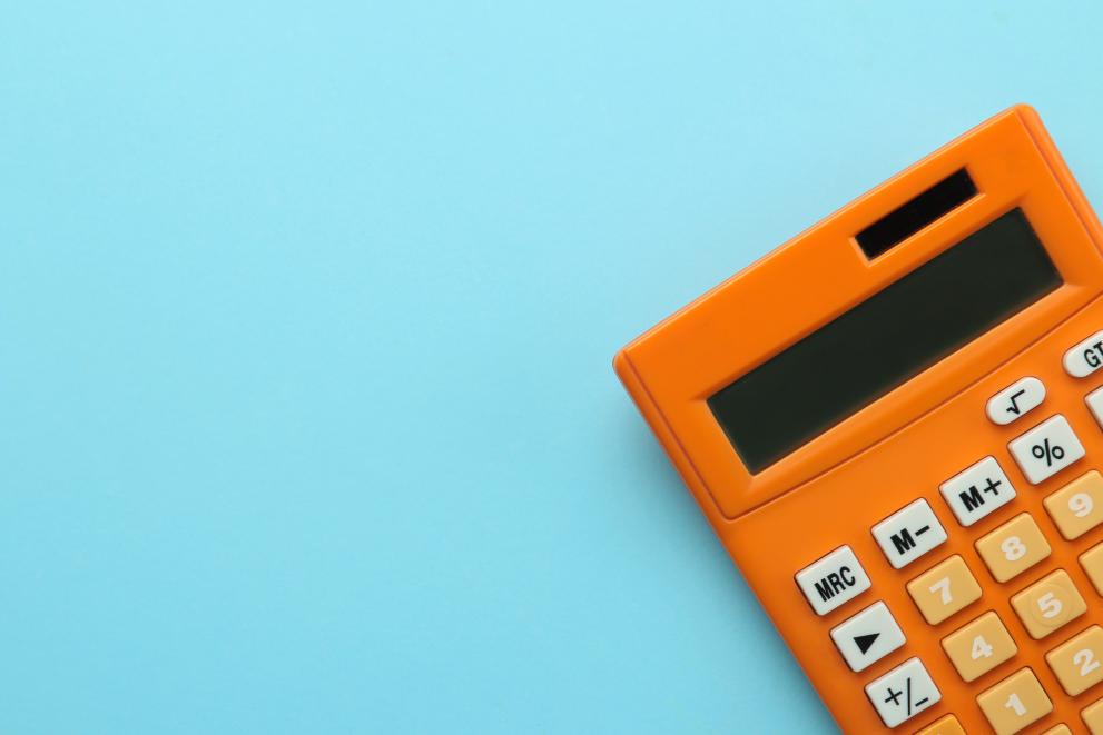 Adobestock_281026300_orange_calculator_light_blue_background Adobestock_281026300_orange_calculator_light_blue_background