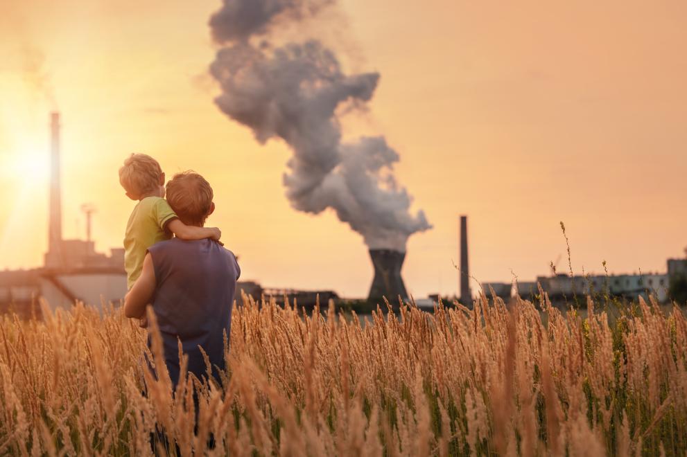 Adobestock_64551301_power_plant_child_man_field_sunny_environment_co2